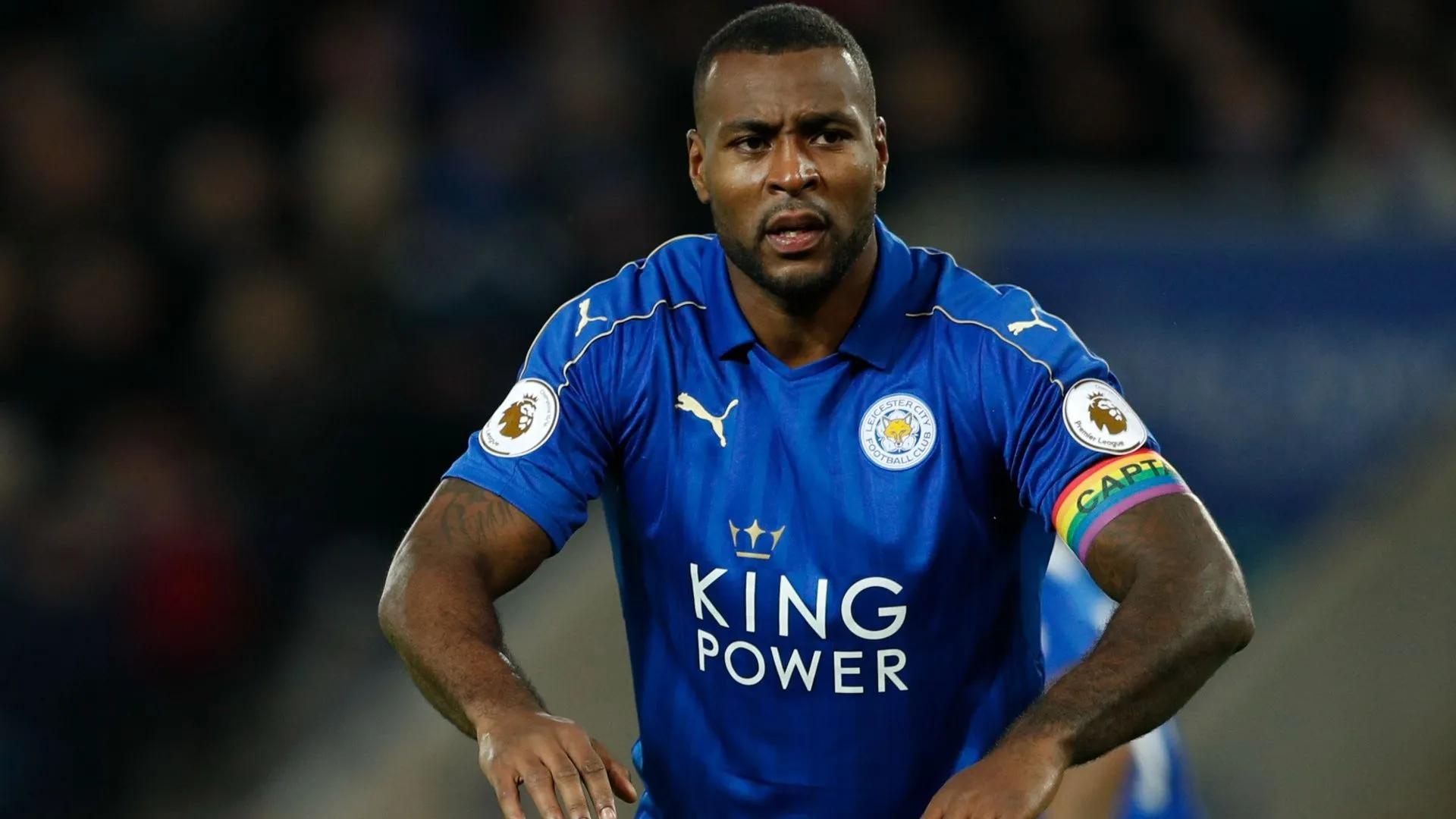 Wes Morgan, đội trưởng huyền thoại của Leicester City, nâng cao chiếc cúp Premier League, biểu tượng của sự kiên cường và tinh thần chiến thắng từ Championship.