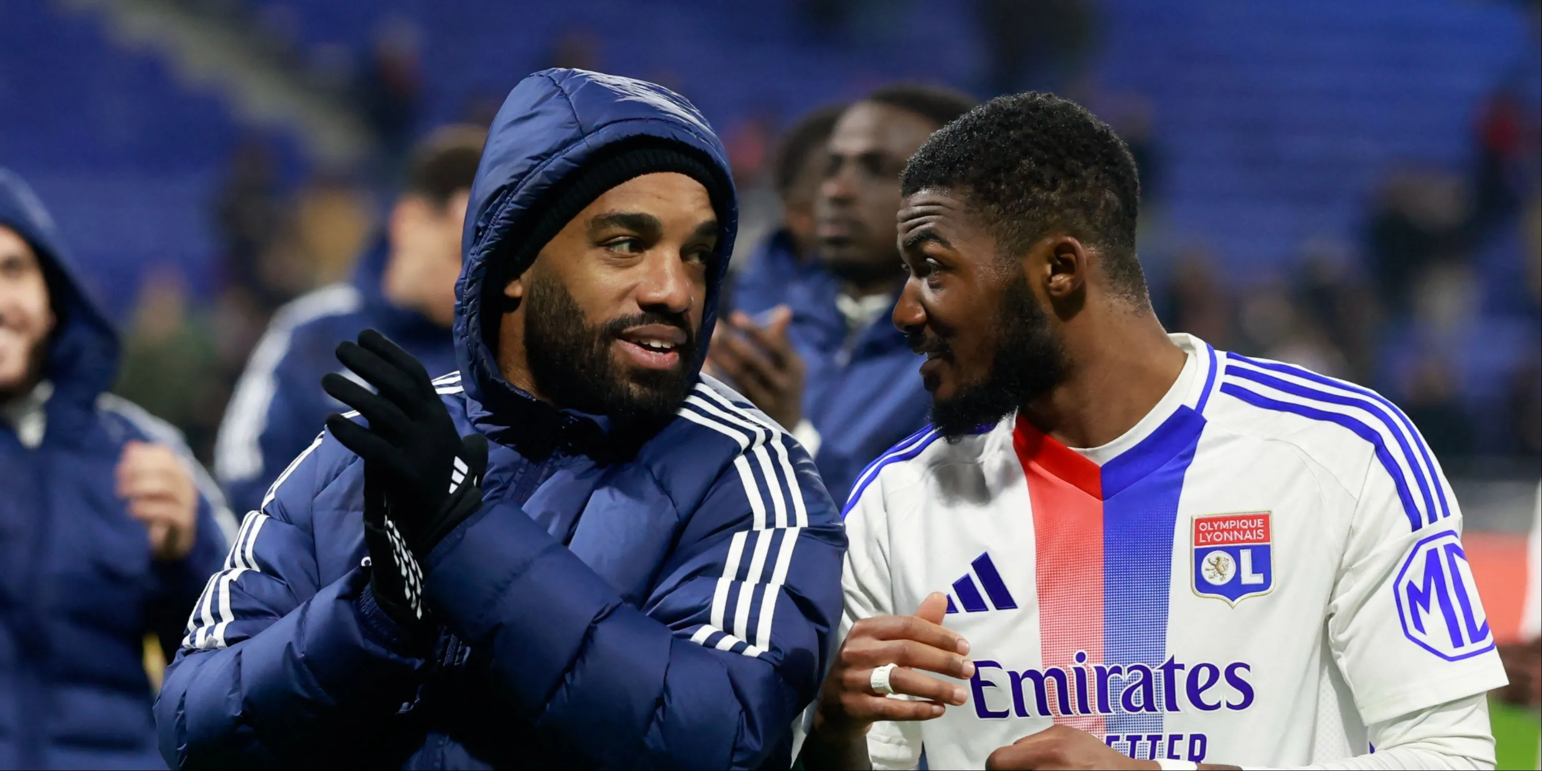Ainsley Maitland-Niles cùng Alexandre Lacazette trong trận đấu của Lyon, Pháp.