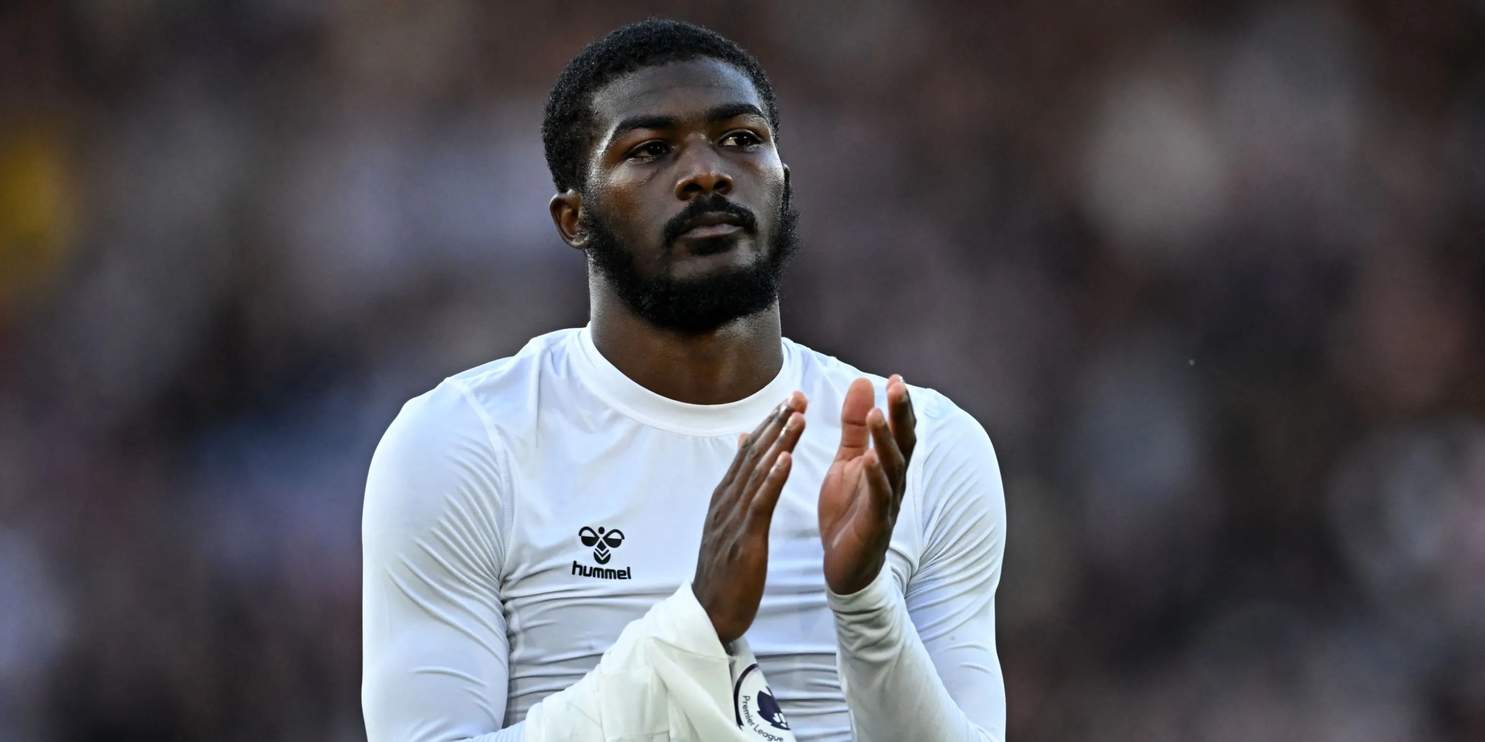 Ainsley Maitland-Niles trong màu áo Arsenal, tiền vệ đa năng đang được Everton quan tâm.