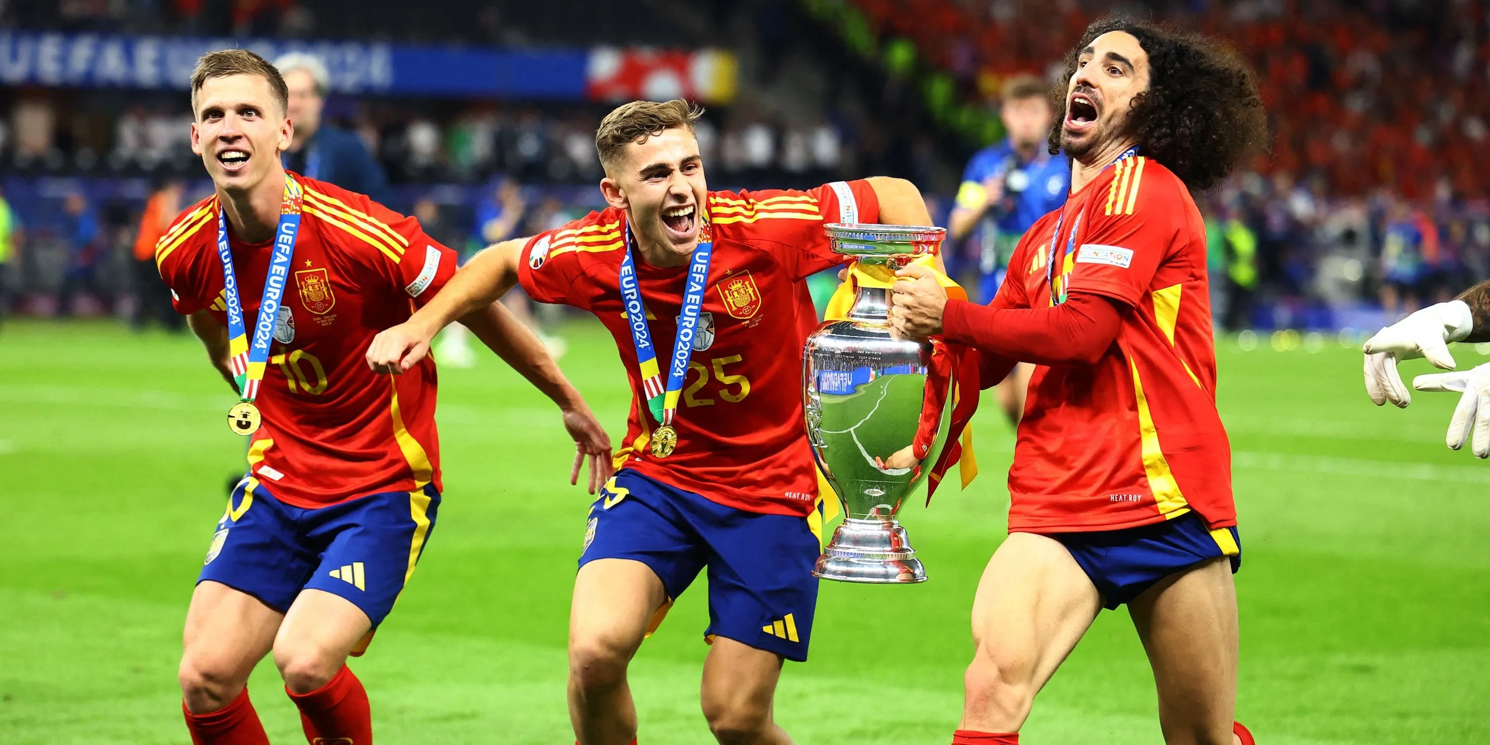 Fermin Lopez cùng đồng đội ăn mừng chiến thắng giành huy chương vàng Olympic cho đội tuyển Tây Ban Nha