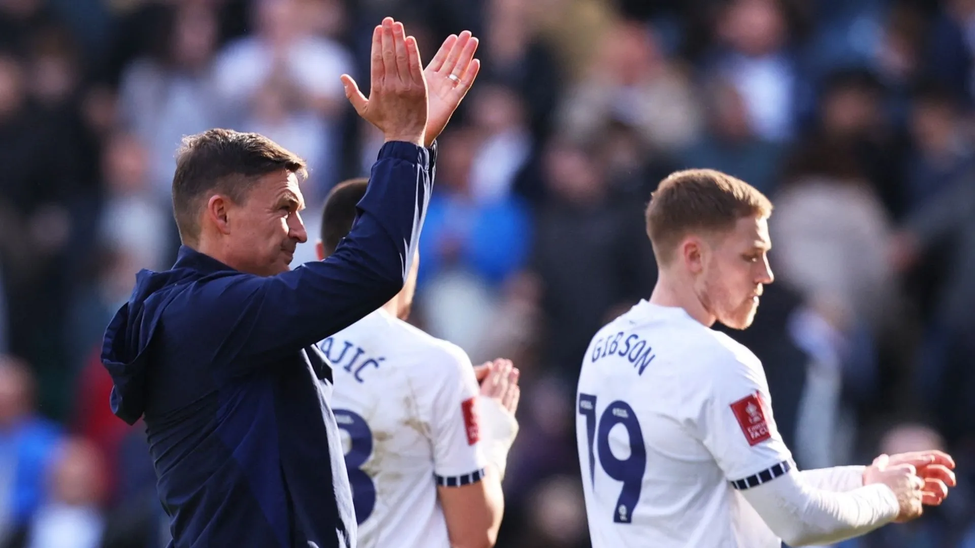 Huấn luyện viên Paul Heckingbottom và các cầu thủ thể hiện sự thất vọng, tượng trưng cho những khó khăn trong chiến lược chuyển nhượng bóng đá Anh.