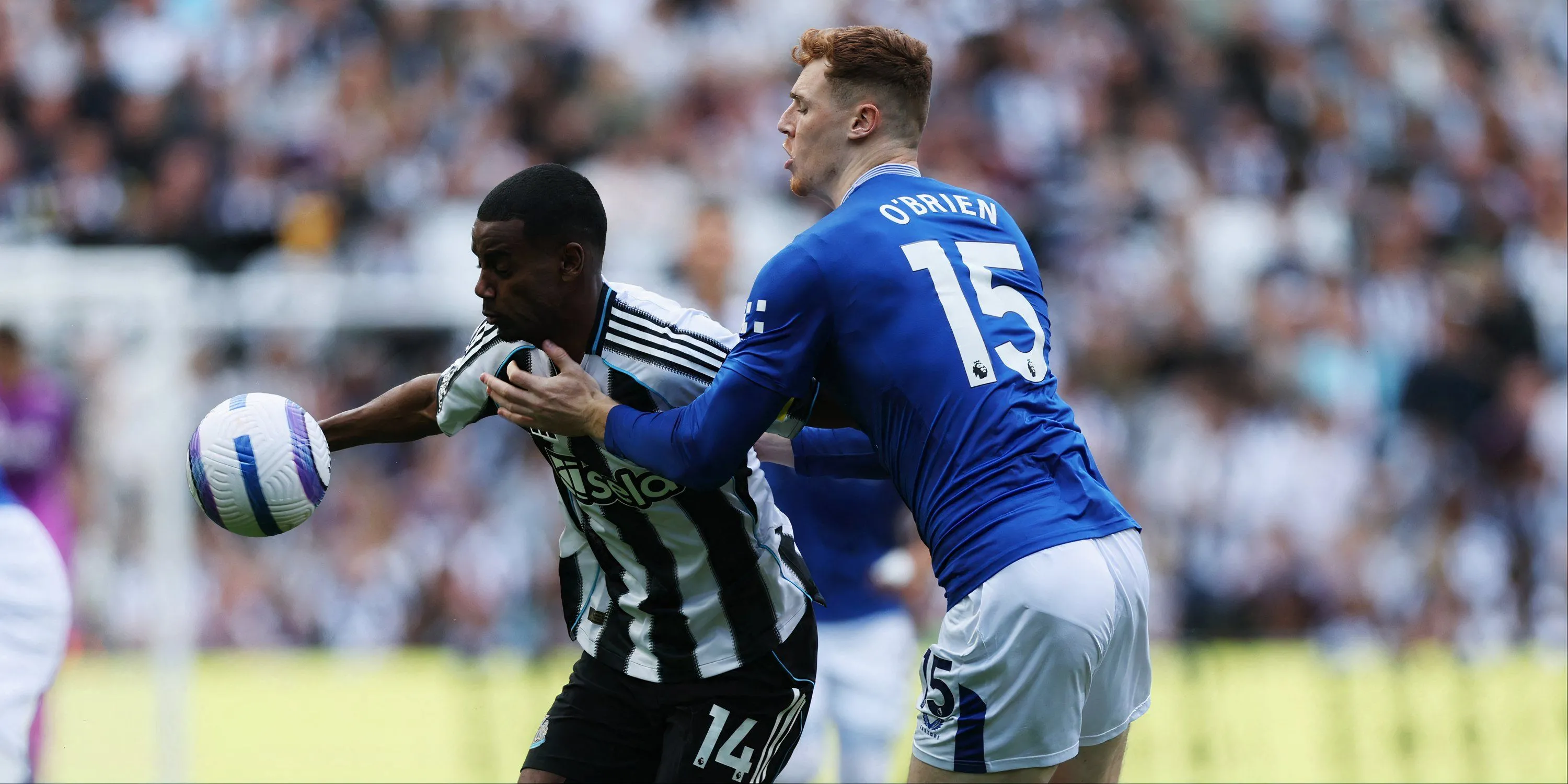 Jake O'Brien, trung vệ trẻ của Everton, thi đấu tại Premier League.