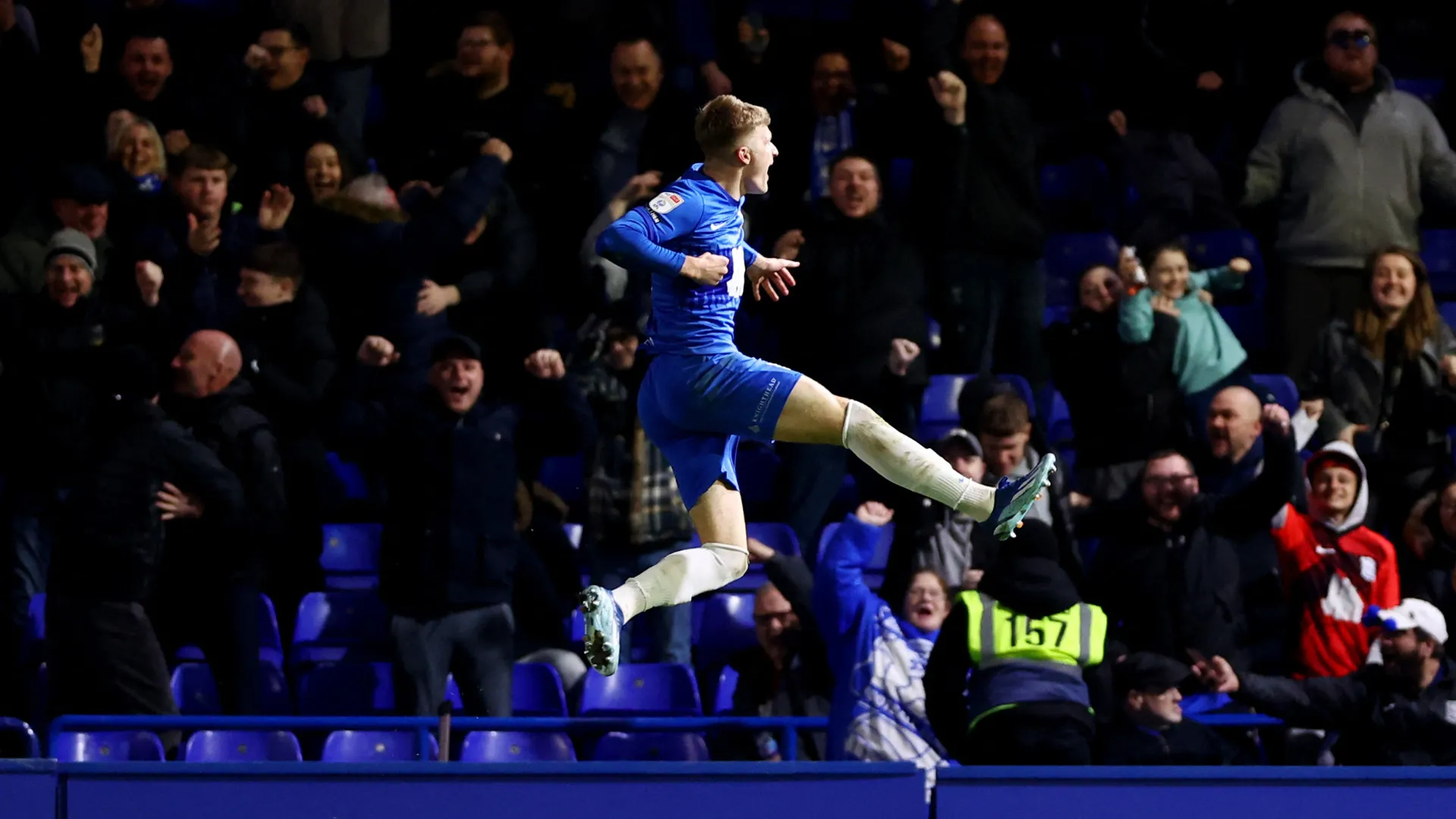 Jordan James ăn mừng bàn thắng cho Birmingham City, minh chứng cho khả năng ghi bàn của tiền vệ này tại Championship.