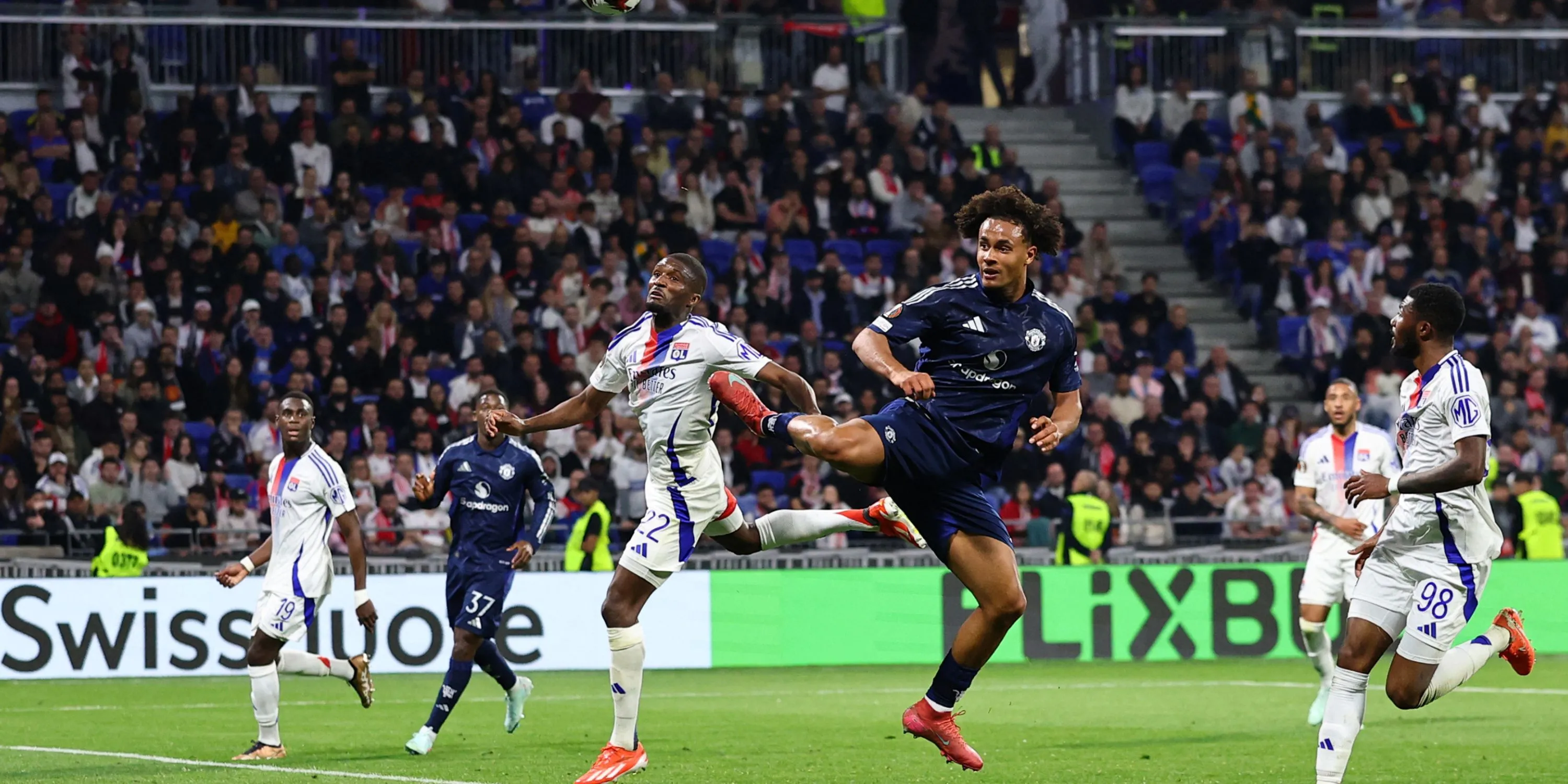 Quang cảnh sân vận động ở Lyon, Pháp, nơi nhiều cầu thủ Premier League từng thi đấu.
