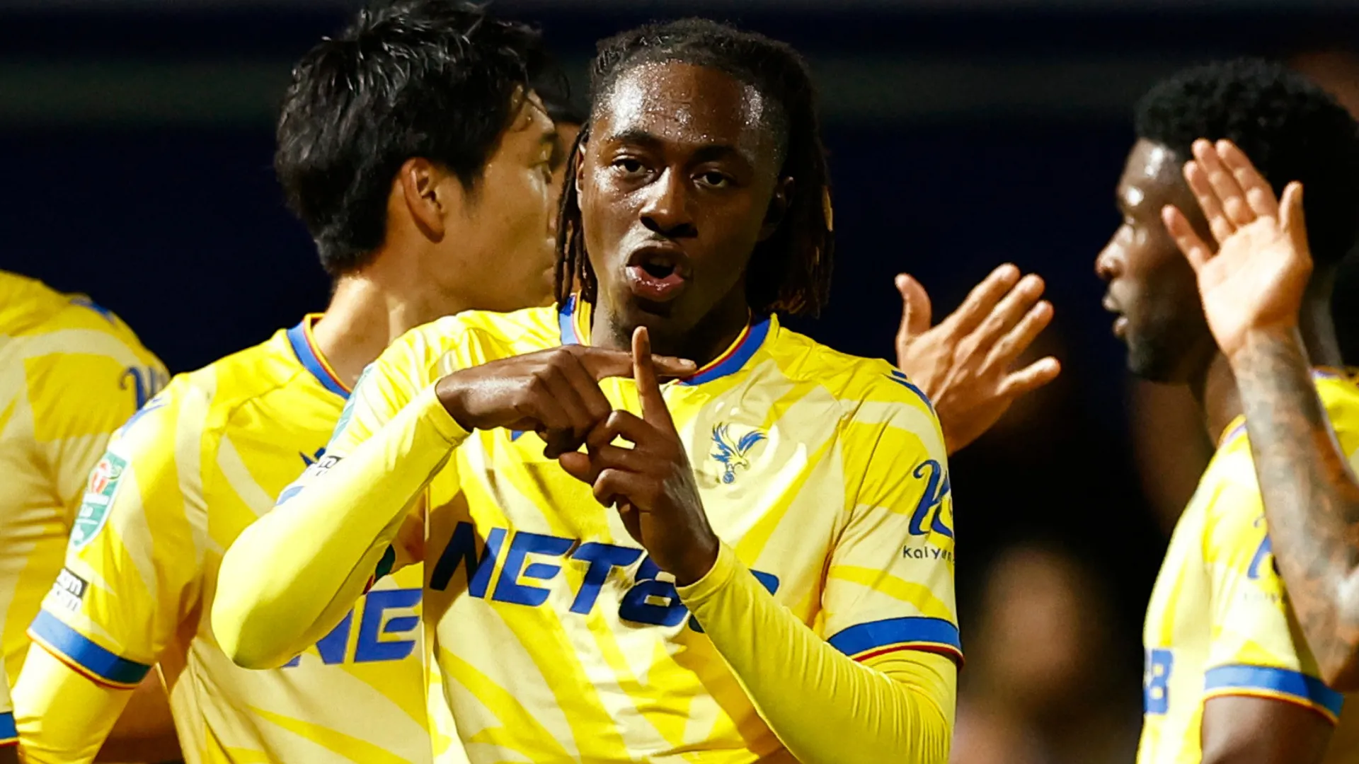 Tiền vệ Eberechi Eze ăn mừng bàn thắng cho Crystal Palace tại giải Ngoại hạng Anh, khẳng định vị thế ngôi sao