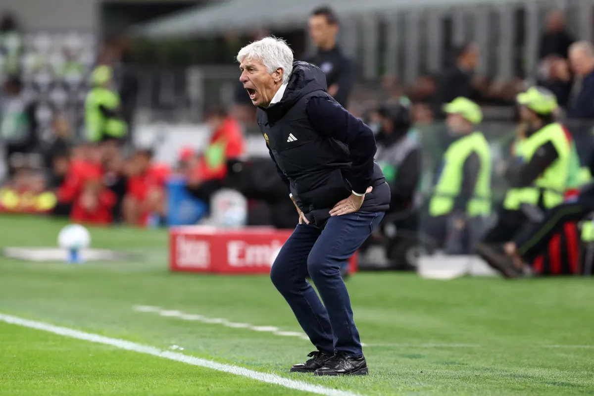 Gian Piero Gasperini hướng dẫn các cầu thủ AS Roma trong trận đấu với AC Milan tại San Siro