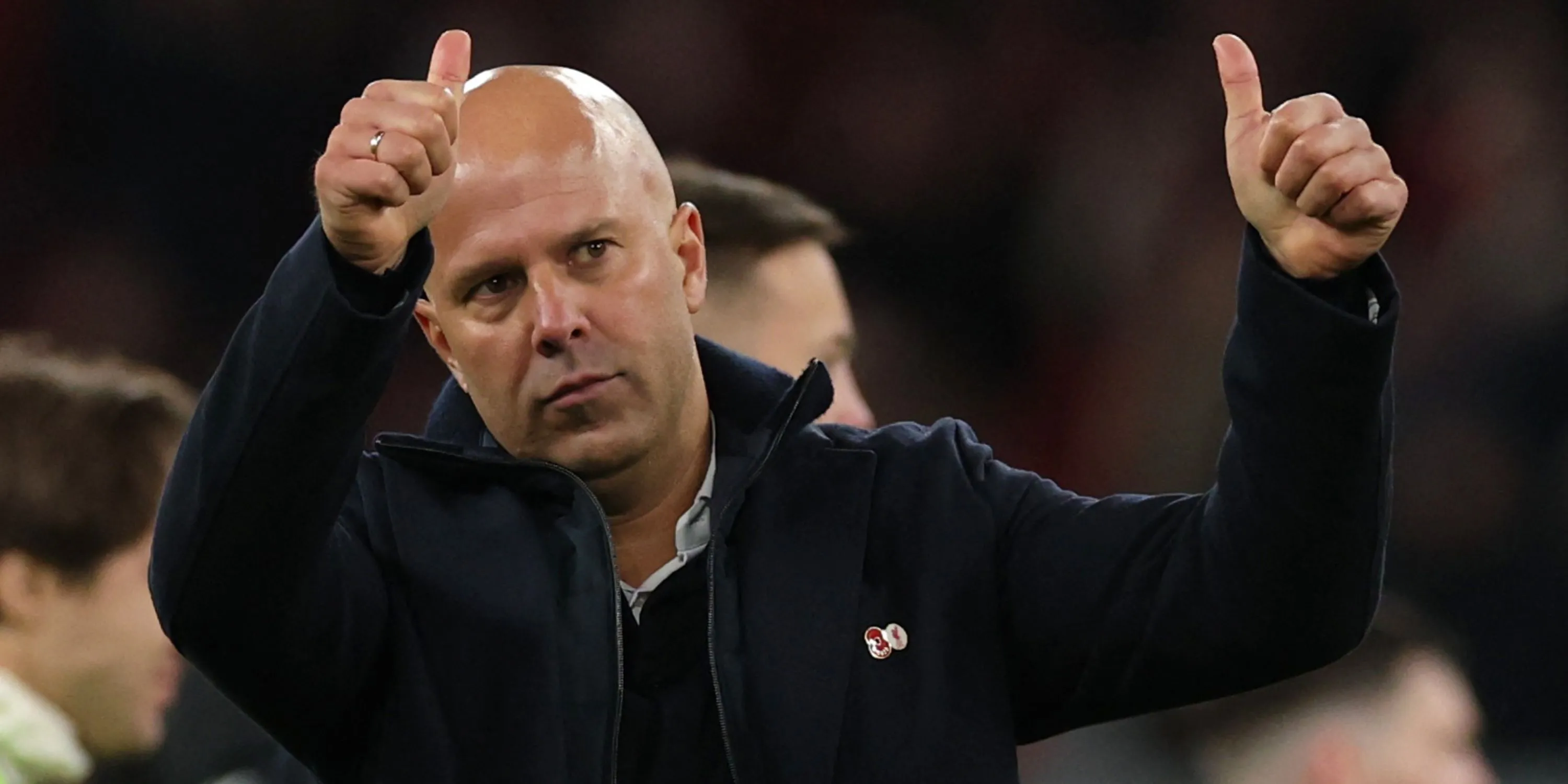 Huấn luyện viên Arne Slot cảm ơn CĐV sau chiến thắng trước Aston Villa