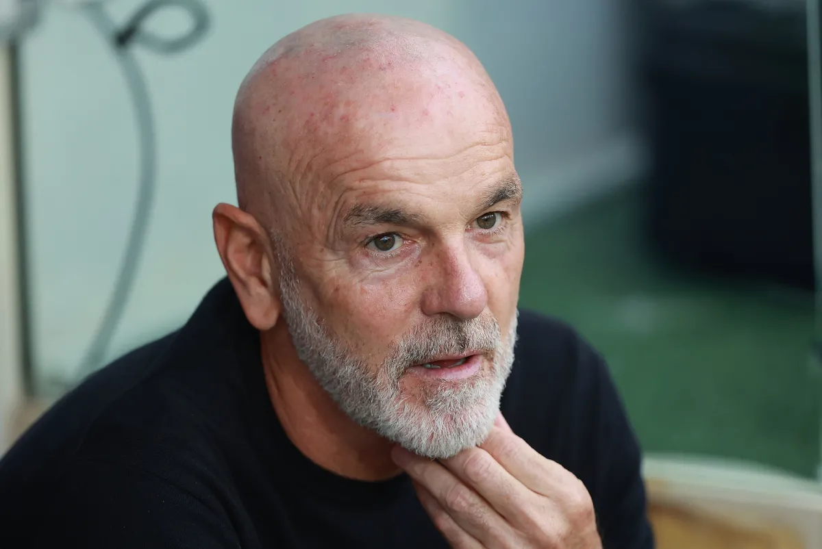 Huấn luyện viên trưởng Stefano Pioli của ACF Fiorentina quan sát trận đấu Serie A giữa Fiorentina và US Lecce tại Artemio Franchi vào ngày 2 tháng 11 năm 2025