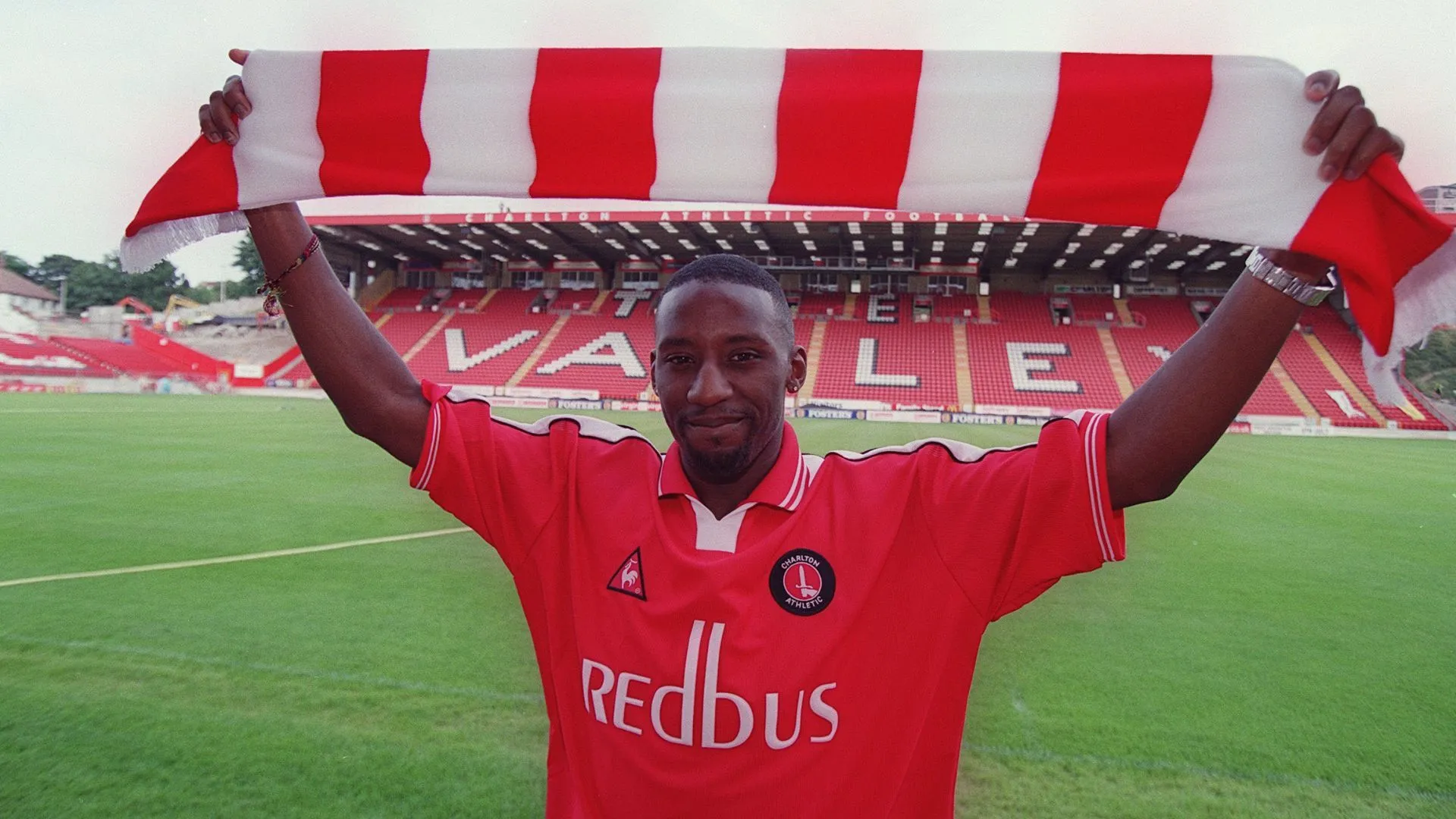 Jason Euell trong màu áo Charlton Athletic tại The Valley, cầu thủ tấn công đắc lực