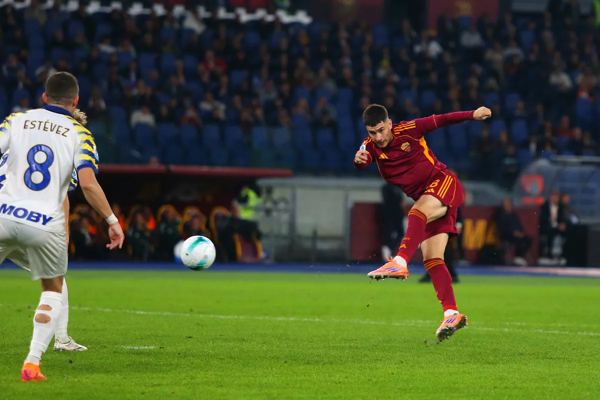 Matías Soulé sút bóng trong trận đấu giữa Roma và Parma tại Stadio Olimpico ngày 29 tháng 10 năm 2025