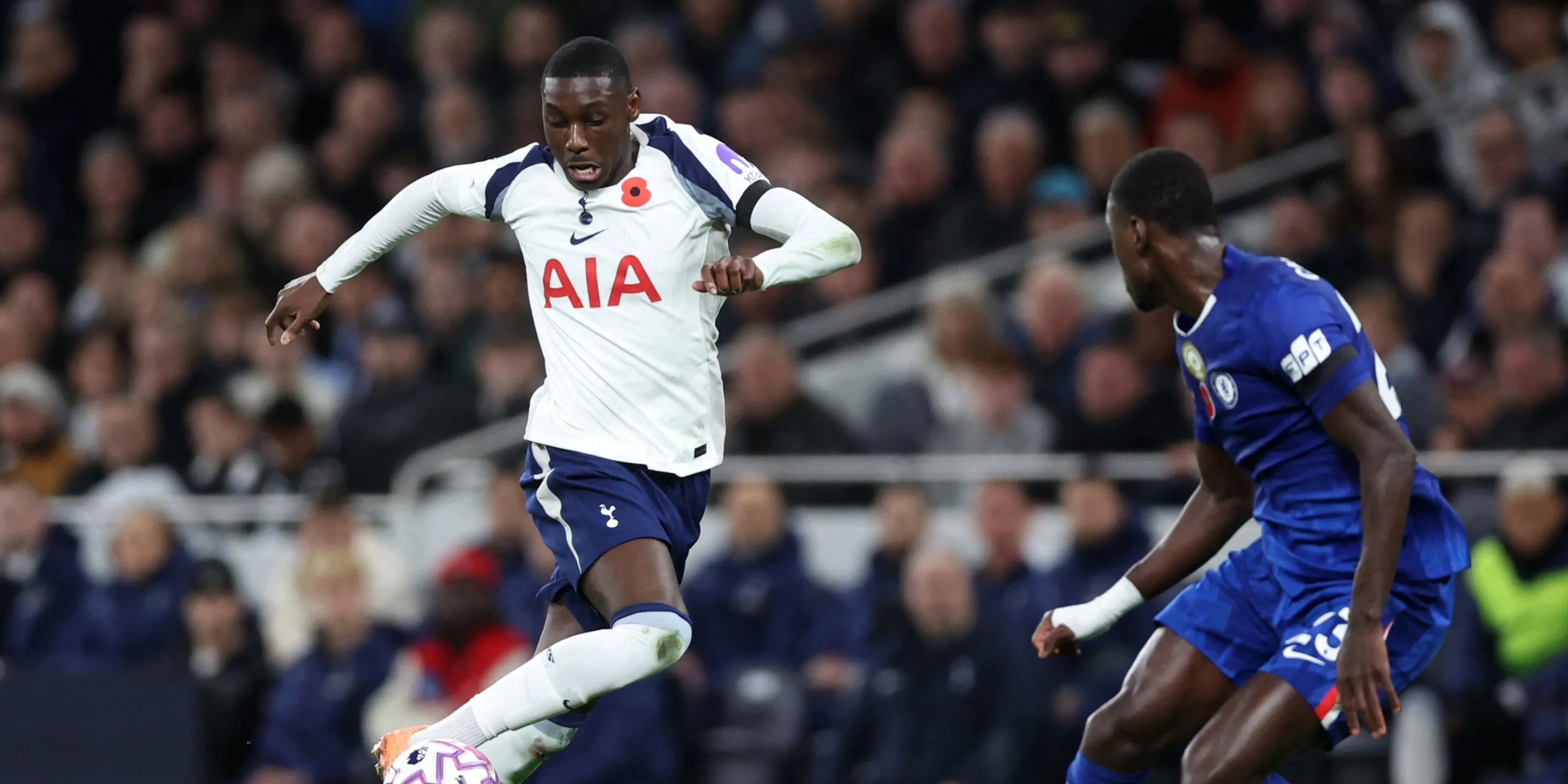 Randal Kolo Muani trong trang phục của Tottenham Hotspur tại sân nhà