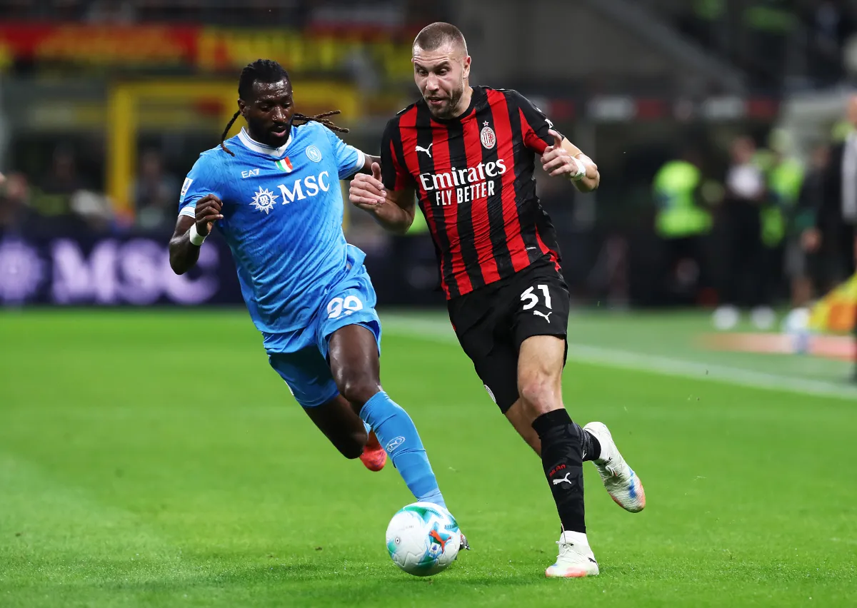 Strahinja Pavlovic bị Frank Anguissa của Napoli vây chặn trong trận Serie A vào tháng 9