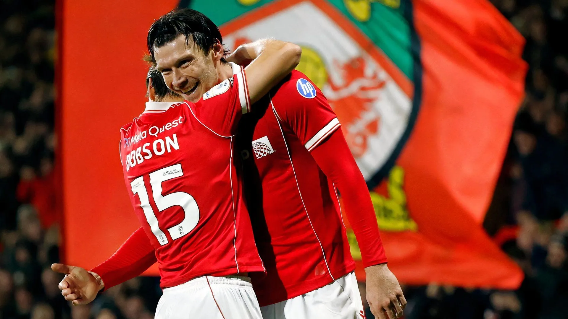 Wrexham ăn mừng bàn thắng của Kieffer Moore tại Championship